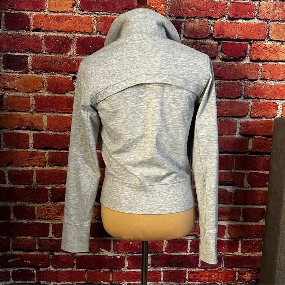 Lululemon jacket size 8 - Picture 5 of 9